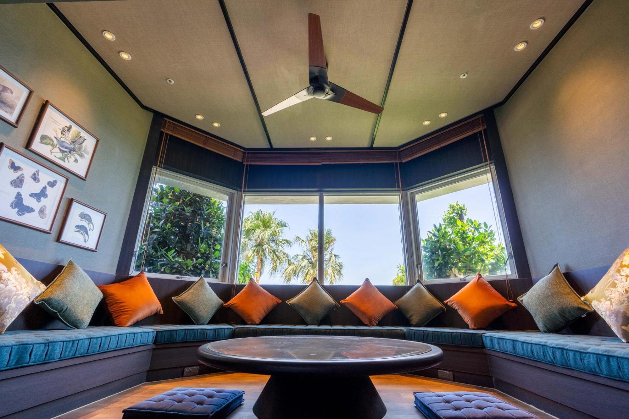 ホアリェン ファーグローリー ホテル Yanliau エクステリア 写真 A ceiling fan in a hotel