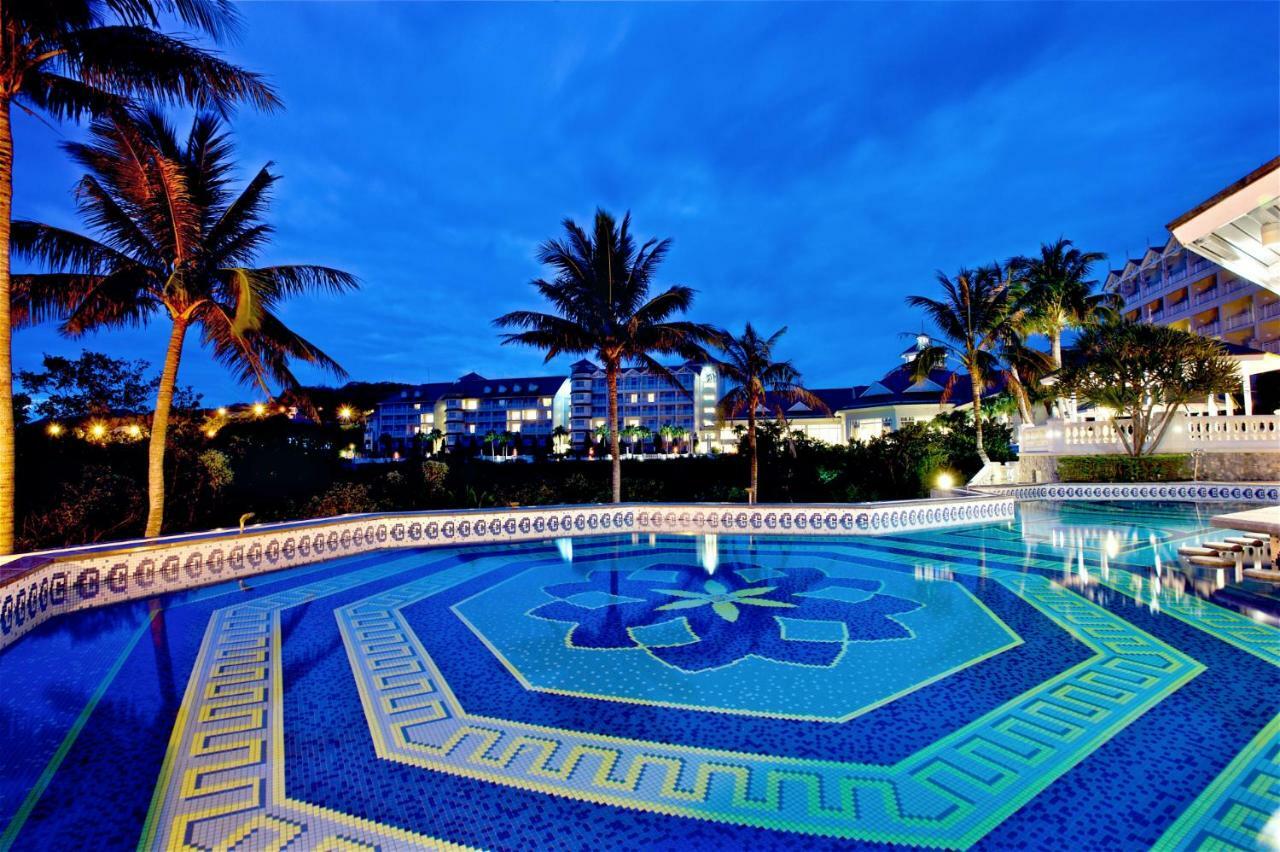 ホアリェン ファーグローリー ホテル Yanliau エクステリア 写真 The pool at the Royal Garden Villas